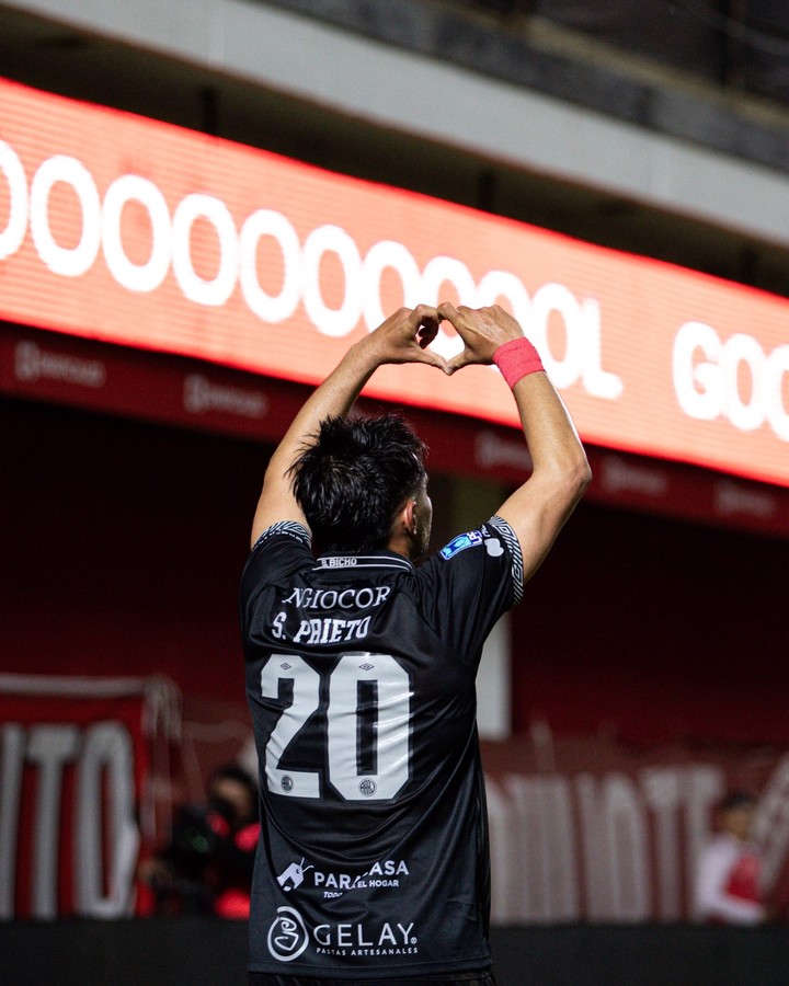 Jugadores de Argentinos Juniors celebran el triunfo 1-0 ante Independiente Rivadavia por el gol de Sebastián Prieto.